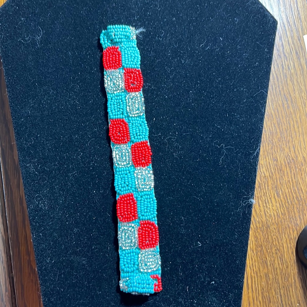 Beaded bracelet with magnetic close